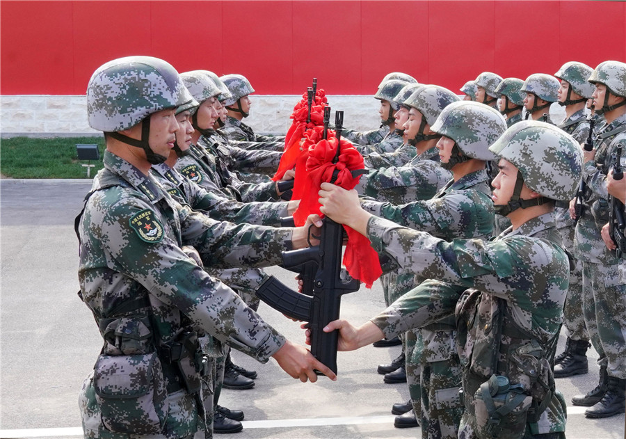 陸軍第83集團軍某旅“紅一連”黨支部為新戰士舉行授槍儀式