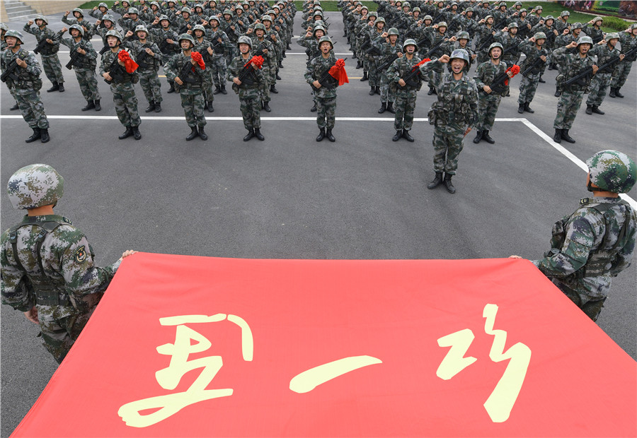 陸軍第83集團軍某旅“紅一連”為新戰士授槍後，全連官兵在連隊榮譽旗前宣誓