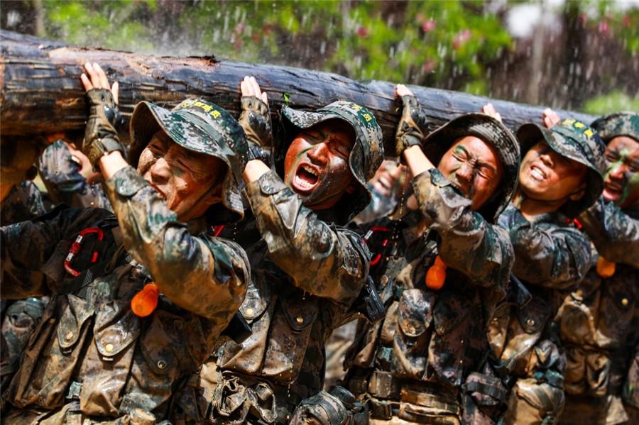 陸軍第83集團軍某旅“紅一連”戰士江詩意(左二)參加旅教導隊集訓