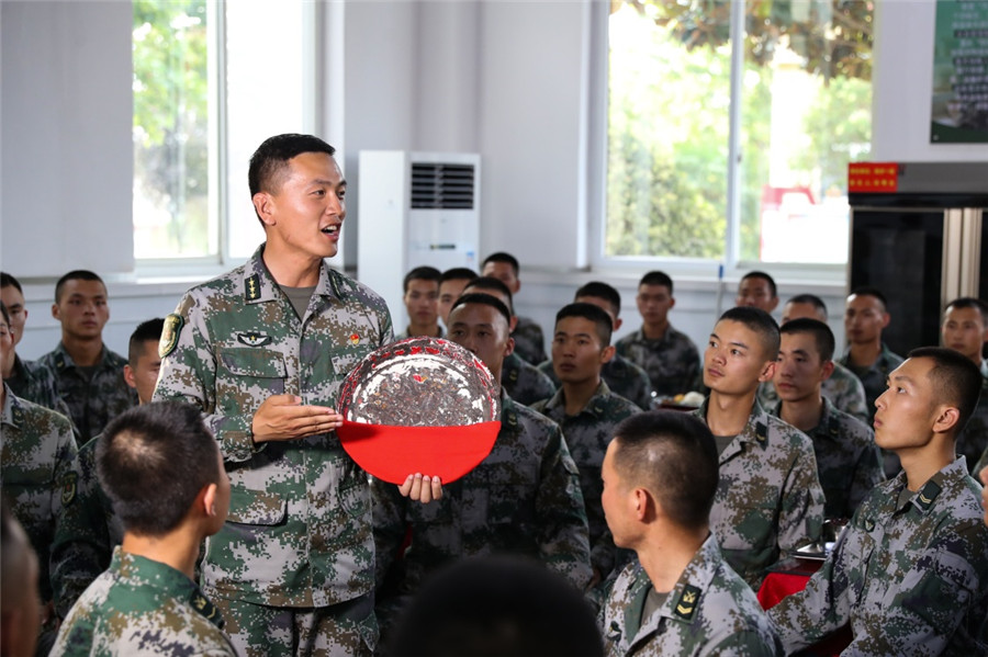 黨史學習教育中，陸軍第83集團軍某旅“紅一連”指導員鄭紀文為官兵講述連隊傳家寶“紅菜盤”背後的故事