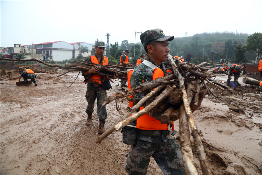 陸軍第83集團軍某工化旅官兵在鞏義市小關鎮清理道路