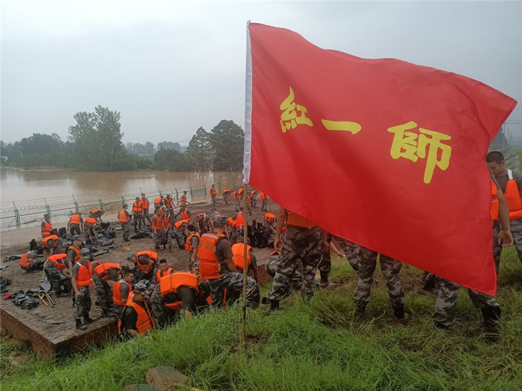 7月22日，陸軍第83集團軍某旅官兵在河南省安陽市南水北調工程龍安區段裝運沙袋。