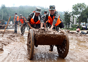 陸軍某集團軍某工化旅官兵在河南省鞏義市小關鎮清理道路