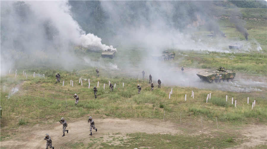 對抗演練中，陸軍第83集團軍某旅“紅一連”官兵突破“敵”陣地前沿