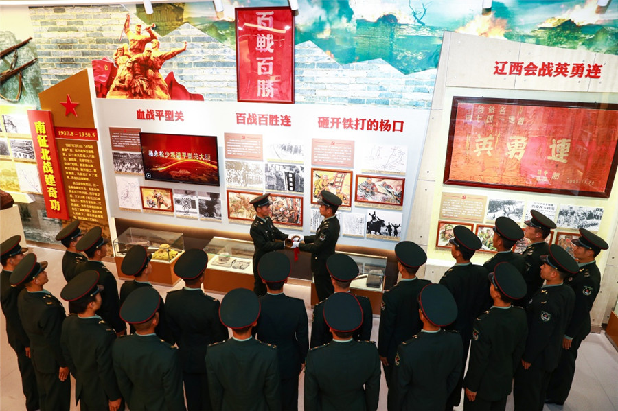 陸軍第83集團軍某旅“紅一連”新老司號員交接連隊的傳家寶——一把抗日戰爭期間使用過的軍號