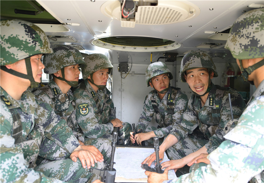 對抗演練前，陸軍第83集團軍某旅“紅一連”支部一班人共同研究作戰方案