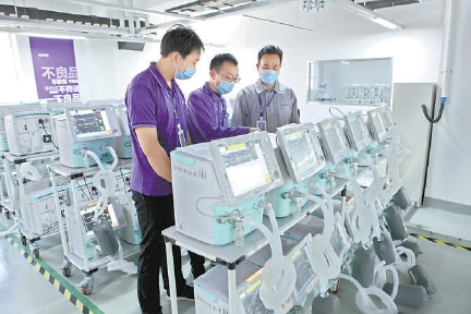 誼安醫療工作人員對即將出口的呼吸機産品進行檢測。
