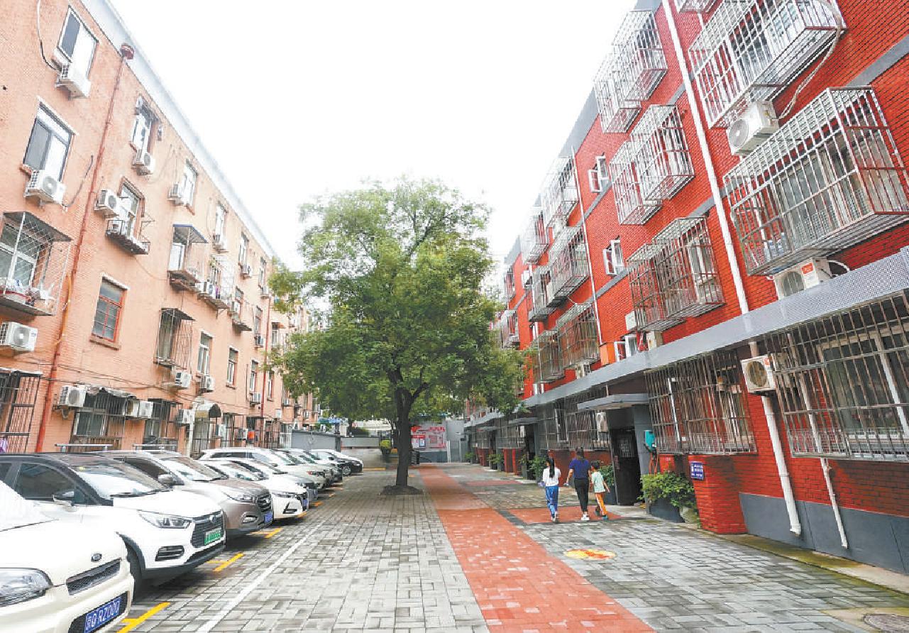 改造後的真武廟五里三號樓外立面煥然一新，成為附近老樓片區最漂亮的一處。樓門口新加了無障礙設施，室內經過設計更加年輕化，得到老住戶和新房客的一致點讚。(方非攝)