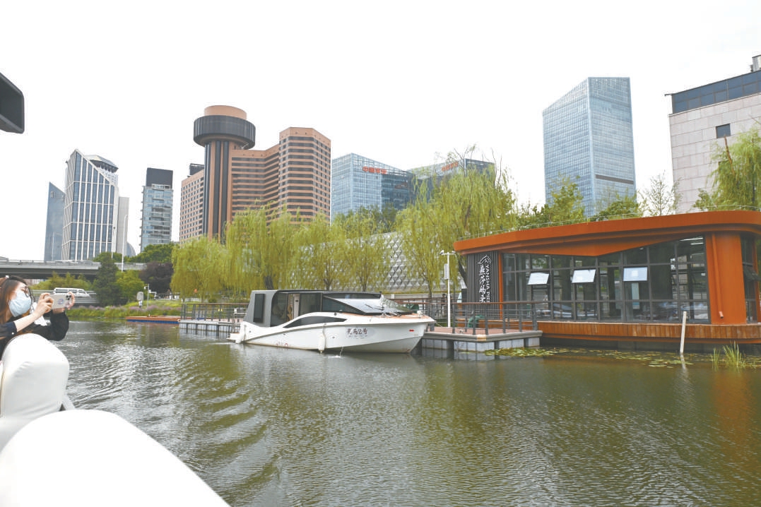 6月28日，朝陽區啟動亮馬河旅游通航延伸，年底前完成朝陽公園湖至紅領巾湖4公里航線景觀提升，實現東三環至紅領巾湖近6公里旅游通航。