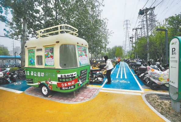 北苑站周邊，步行通道、自行車道劃分清晰。