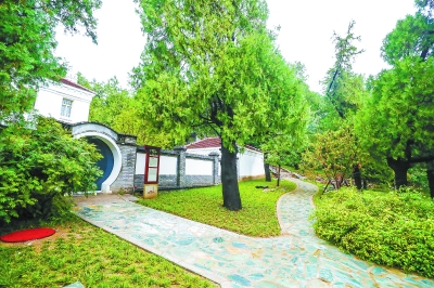 香山革命舊址之一的“小白樓”周圍綠意盎然。