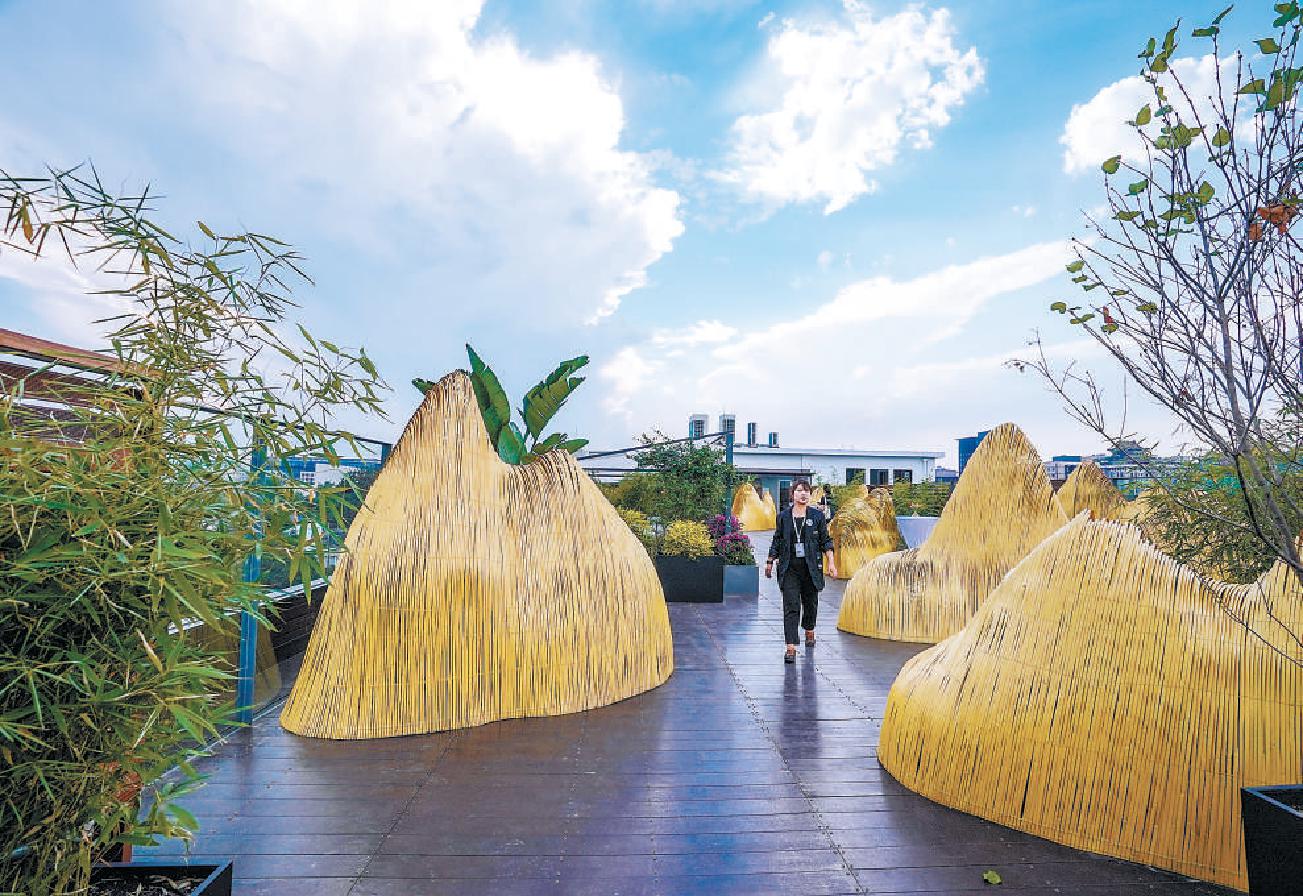 東城區東四附近的雪蓮·亮點文創園內，屋頂露臺成為裝置藝術展示空間。