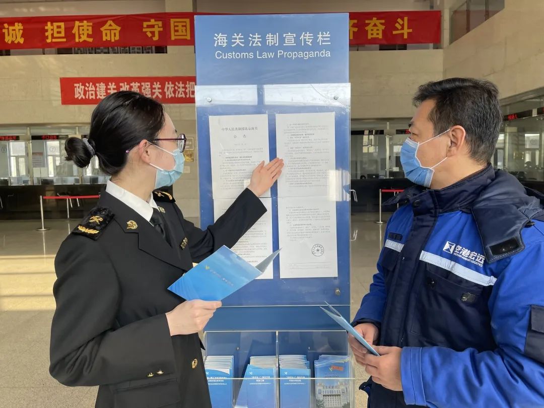 弘揚雷鋒精神 北京海關青年在行動