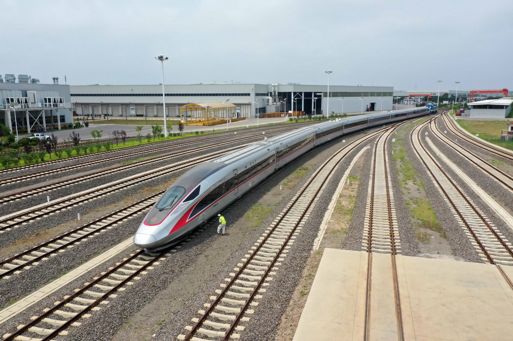 在位於山東青島的中車四方股份公司，一輛復興號列車正在出廠。