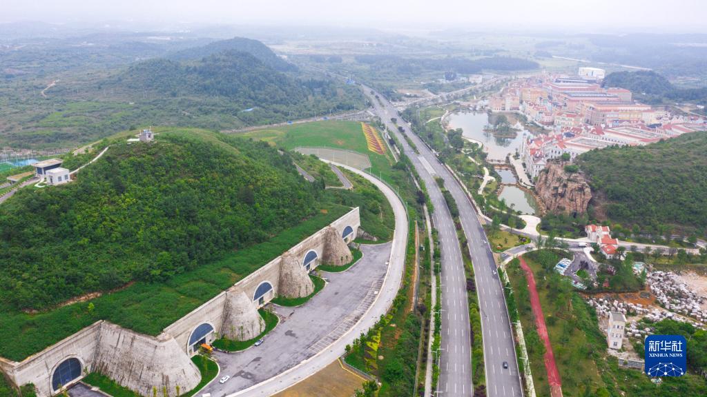 貴安新區華為雲數據中心（以道路為界右側）和騰訊貴安七星數據中心（左側）（2022年5月24日攝，無人機照片）。