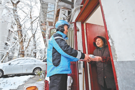 1月21日晚到22日晨，湖南長沙城區迎來2024年首場降雪。針對行動不便的高齡、失能、殘障等獨居老人，長沙市天心區裕南街街道聯合外賣騎手志願者為老人免費送餐到府。