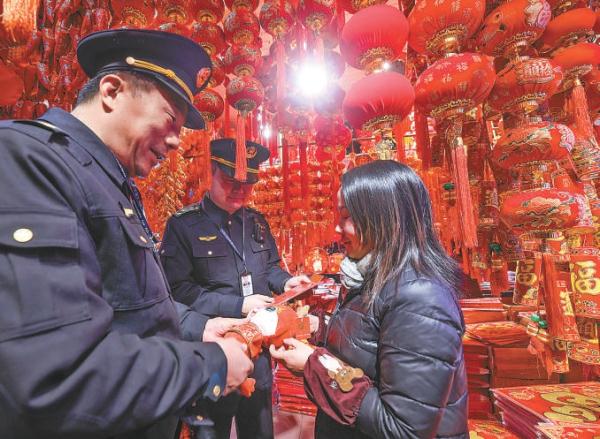 隨著春節臨近，浙江嘉興的年貨市場年味漸濃。1月9日，嘉興市南湖區市場監管局建設所執法人員在開盛小商品市場內檢查節日裝飾用品。