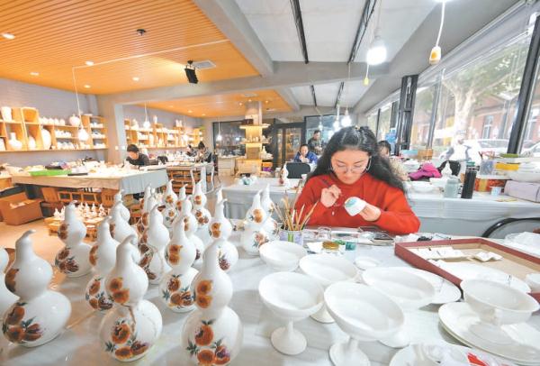 近年來，河北省唐山市開平區為更好地發展骨質瓷産業，採用“民營資本+科技基地+政府驅動”的運營模式，將老陶瓷廠的舊廠房改成“産、創、展、商、游”於一體的特色陶瓷産業園，吸納小微陶瓷企業入駐，形成了骨質瓷特色産業集群，為傳統陶瓷産業健康發展走出一條新路子。圖為一位工藝美術師在唐山市開平區陶瓷文創産業園創作陶瓷繪畫作品。