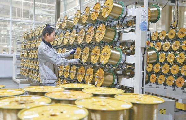 3月26日，河北省邢臺市廣宗縣一家輪胎生産企業工人在檢查産品。近期，各地企業一片忙碌景象，忙生産、趕訂單，奮力實現首季“開門紅”。