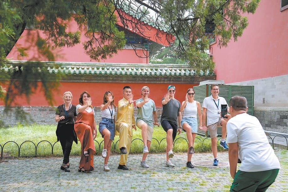 7月9日，來自義大利的游客在北京天壇公園體驗太極拳後合影留念。
