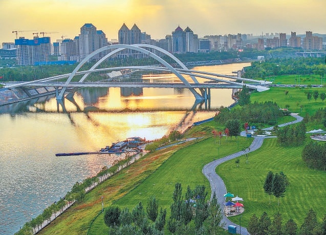 9月19日拍攝的康巴什區百康橋。內蒙古鄂爾多斯市康巴什區是全國首個以城市為載體的國家4A級旅游景區，其城區綠地總面積達6157萬平方米，描繪出“一步一景一畫卷，宜居宜業亦宜游”的城市畫卷。