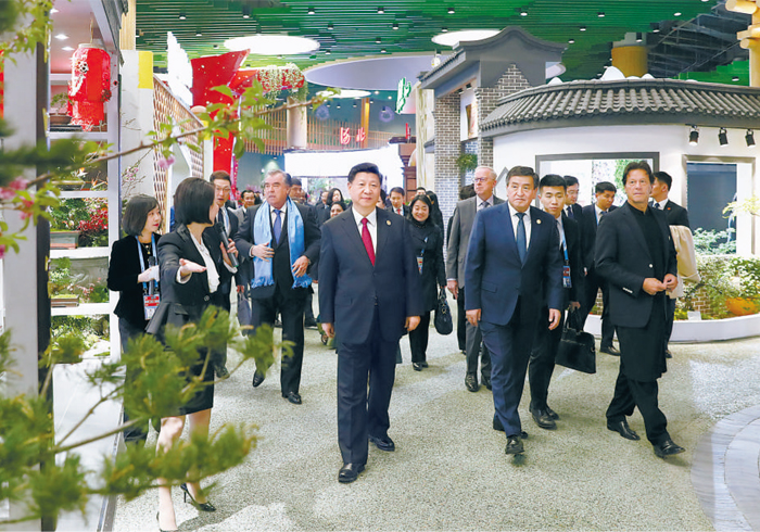 國家主席習近平和夫人彭麗媛出席2019年中國北京世界園藝博覽會的外方領導人夫婦共同參觀園藝展。