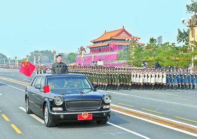 中共中央總書記、國家主席、中央軍委主席習近平檢閱受閱部隊。