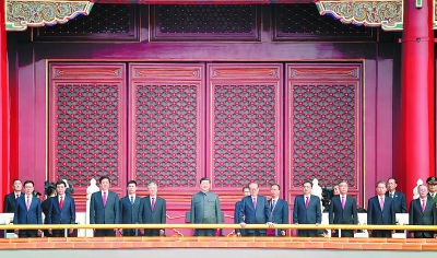 中共中央總書記、國家主席、中央軍委主席習近平等在天安門城樓上。