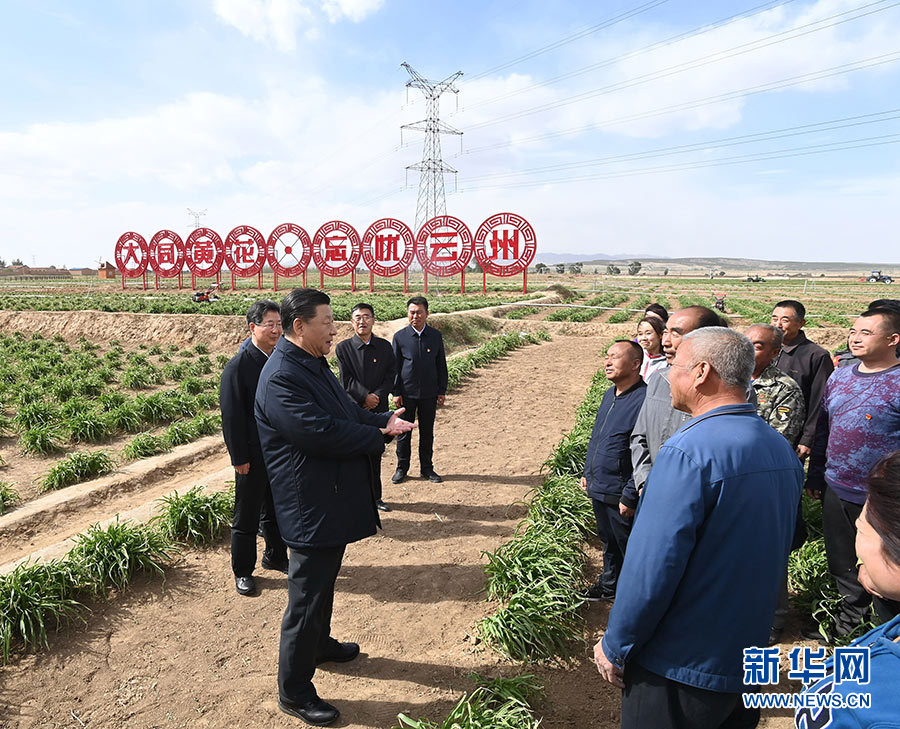 習近平在大同市雲州區有機黃花標準化種植基地，同正在勞作的村民們親切交談