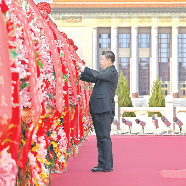 九月三十日上午，黨和國家領導人習近平、李克強、栗戰書、汪洋、王滬寧、趙樂際、韓正、王岐山等來到北京天安門廣場，出席烈士紀念日向人民英雄敬獻花籃儀式。這是習近平整理花籃上的緞帶。