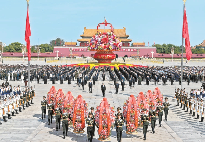 九月三十日上午，黨和國家領導人習近平、李克強、栗戰書、汪洋、王滬寧、趙樂際、韓正、王岐山等來到北京天安門廣場，出席烈士紀念日向人民英雄敬獻花籃儀式。