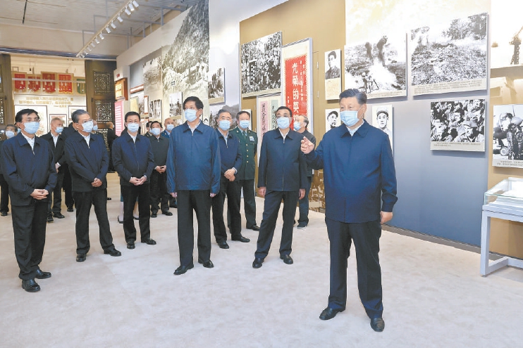 習近平在參觀“銘記偉大勝利 捍衛和平正義——紀念中國人民志願軍抗美援朝出國作戰70周年主題展覽”