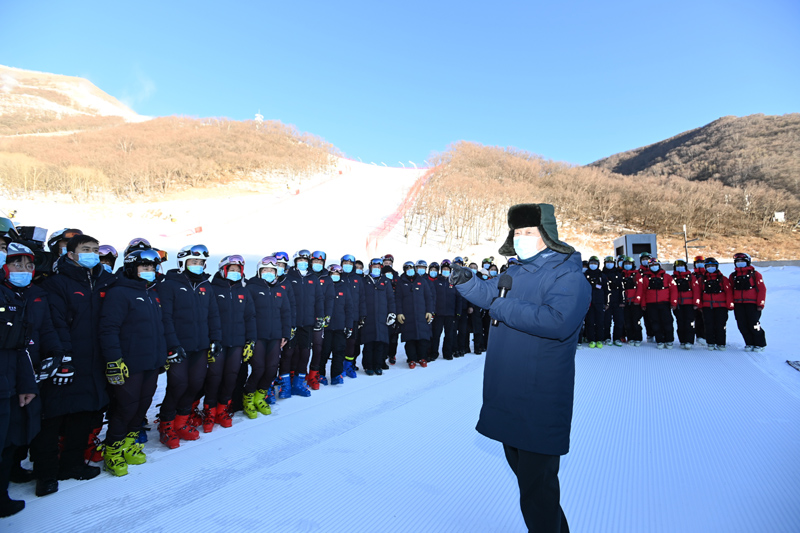 這是1月18日下午，習近平在位於北京市延慶區的國家高山滑雪中心，同賽場保障工作人員、運動員、教練員等親切交流。