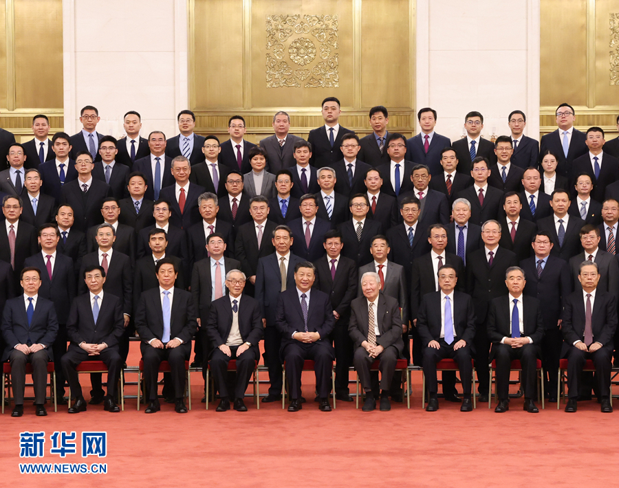 2月22日，黨和國家領導人習近平、李克強、栗戰書、汪洋、王滬寧、趙樂際、韓正等在北京人民大會堂會見探月工程嫦娥五號任務參研參試人員代表並參觀月球樣品和探月工程成果展覽。這是習近平等會見探月工程嫦娥五號任務參研參試人員代表。