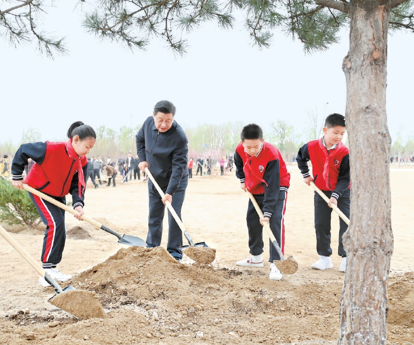 4月2日，黨和國家領導人習近平、李克強、栗戰書、汪洋、王滬寧、趙樂際、韓正、王岐山等來到北京市朝陽區溫榆河參加首都義務植樹活動。這是習近平同大家一起植樹。