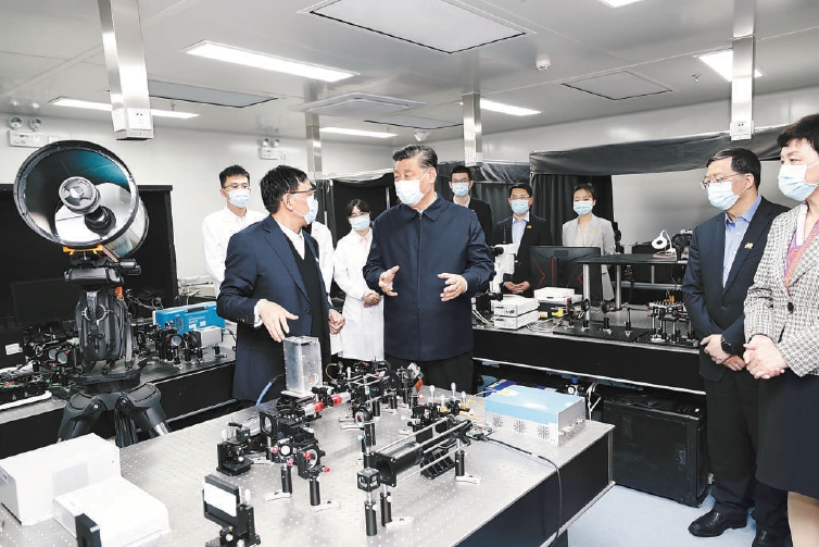 4月19日，在清華大學建校110周年校慶日即將來臨之際，中共中央總書記、國家主席、中央軍委主席習近平來到清華大學考察。這是習近平在清華大學成像與智慧技術實驗室同師生們親切交談。