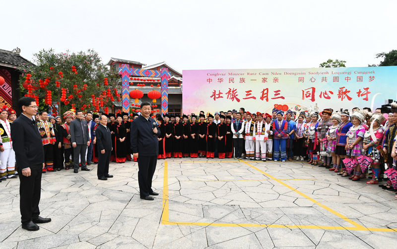 4月25日至4月27日，中共中央總書記、國家主席、中央軍委主席習近平在廣西考察。這是4月27日上午，習近平在南寧市廣西民族博物館外，同參加三月三“歌圩節”民族文化活動的各族群眾親切交流。