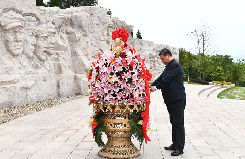 4月25日至4月27日，中共中央總書記、國家主席、中央軍委主席習近平在廣西考察。這是4月25日上午，習近平在位於桂林市全州縣的紅軍長征湘江戰役紀念園，向湘江戰役紅軍烈士敬獻花籃。
