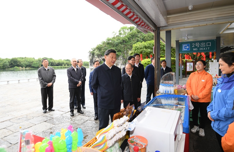 4月25日至4月27日，中共中央總書記、國家主席、中央軍委主席習近平在廣西考察。這是4月26日下午，習近平在桂林市象鼻山公園考察調研。