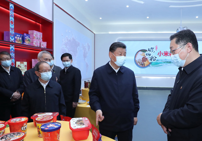 4月25日至4月27日，中共中央總書記、國家主席、中央軍委主席習近平在廣西考察。這是4月26日下午，習近平在柳州螺螄粉生産集聚區，了解螺螄粉生産情況(鞠鵬 攝)