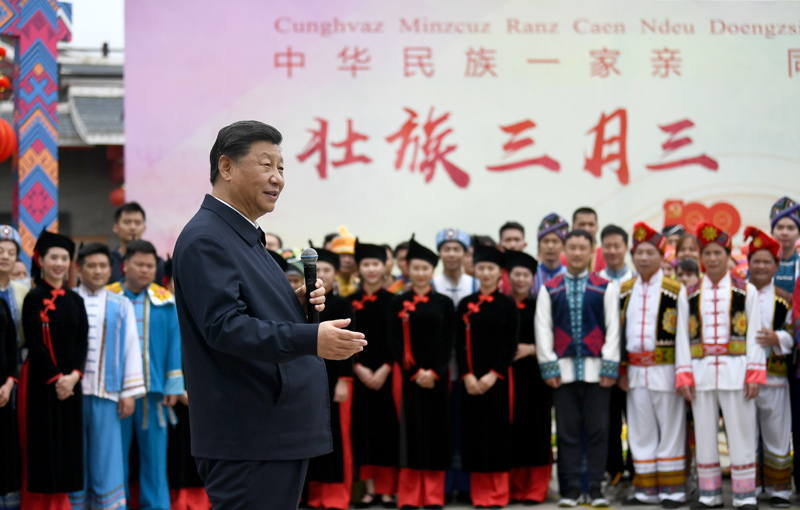 4月25日至4月27日，中共中央總書記、國家主席、中央軍委主席習近平在廣西考察。這是4月27日上午，習近平在南寧市廣西民族博物館外，同參加三月三“歌圩節”民族文化活動的各族群眾親切交流。
