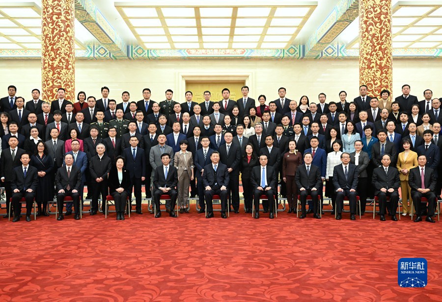 12月15日，黨和國家領導人習近平、李克強、王滬寧等在北京人民大會堂會見中華全國新聞工作者協會第十屆理事會第一次會議暨中國新聞獎頒獎會代表。