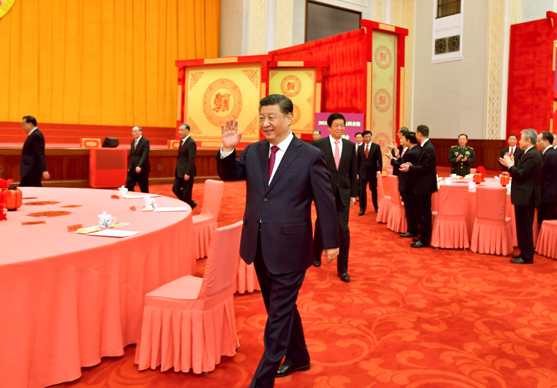 1月30日，中共中央、國務院在北京人民大會堂舉行2022年春節團拜會。這是習近平等黨和國家領導人向大家揮手致意，同大家互致問候、祝福新春。