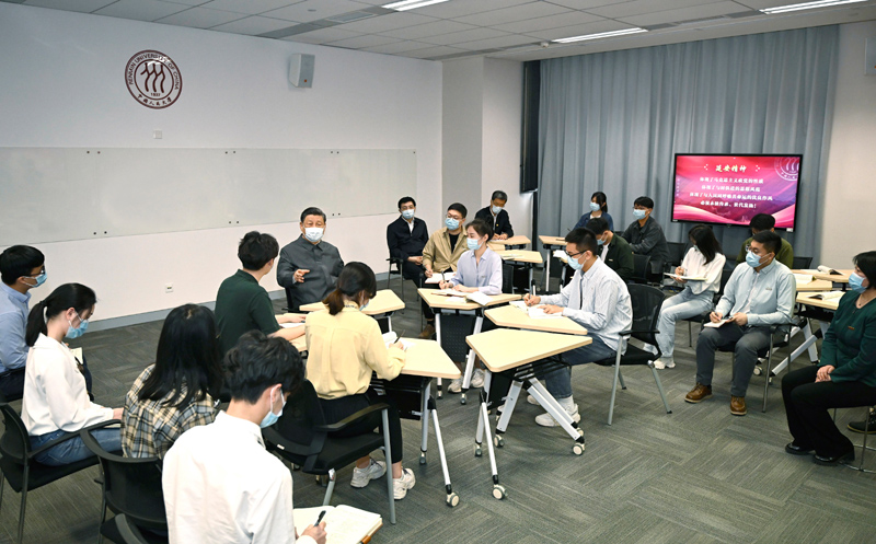 4月25日上午，中共中央總書記、國家主席、中央軍委主席習近平來到中國人民大學考察調研。這是習近平在立德樓觀摩思政課智慧教室現場教學並參與討論。