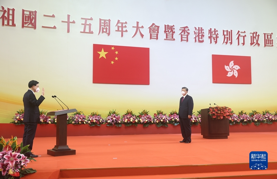 7月1日上午，慶祝香港回歸祖國25周年大會暨香港特別行政區第六屆政府就職典禮在香港會展中心隆重舉行。中共中央總書記、國家主席、中央軍委主席習近平出席併發表重要講話。這是習近平監誓，李家超宣誓就任香港特別行政區行政長官。