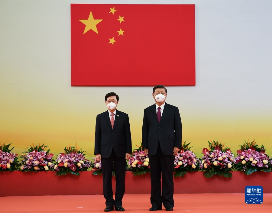 　　7月1日上午，慶祝香港回歸祖國25周年大會暨香港特別行政區第六屆政府就職典禮在香港會展中心隆重舉行。中共中央總書記、國家主席、中央軍委主席習近平出席併發表重要講話。這是習近平同剛剛宣誓就職的香港特別行政區行政長官李家超合影。　（謝環馳　攝）.jpg