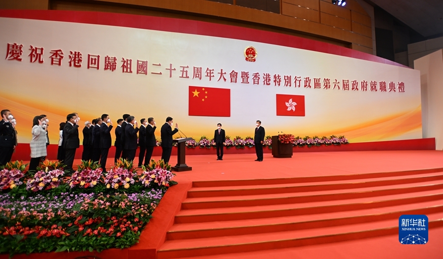 7月1日上午，慶祝香港回歸祖國25周年大會暨香港特別行政區第六屆政府就職典禮在香港會展中心隆重舉行。中共中央總書記、國家主席、中央軍委主席習近平出席併發表重要講話。這是習近平監誓，香港特別行政區第六屆政府主要官員在李家超帶領下宣誓就職。