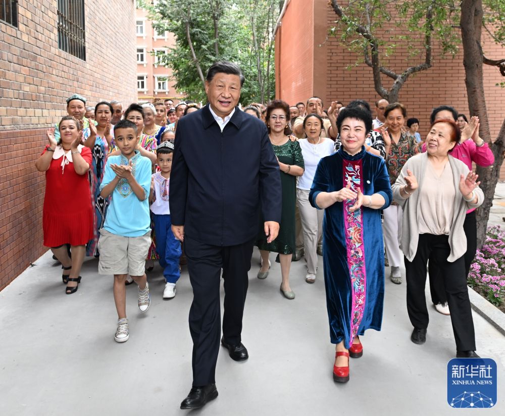 7月12日至7月15日，中共中央總書記、國家主席、中央軍委主席習近平在新疆考察。這是7月13日上午，習近平在烏魯木齊市天山區固原巷社區考察時，同各族群眾在一起。