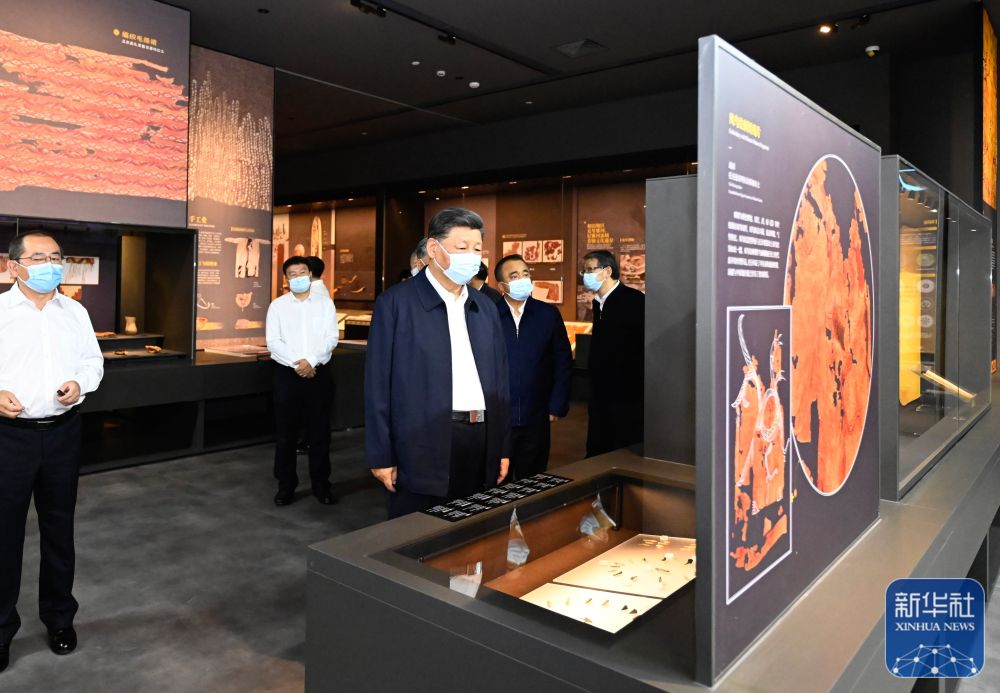 7月12日至7月15日，中共中央總書記、國家主席、中央軍委主席習近平在新疆考察。這是7月13日上午，習近平在烏魯木齊市新疆維吾爾自治區博物館參觀《新疆歷史文物展》。