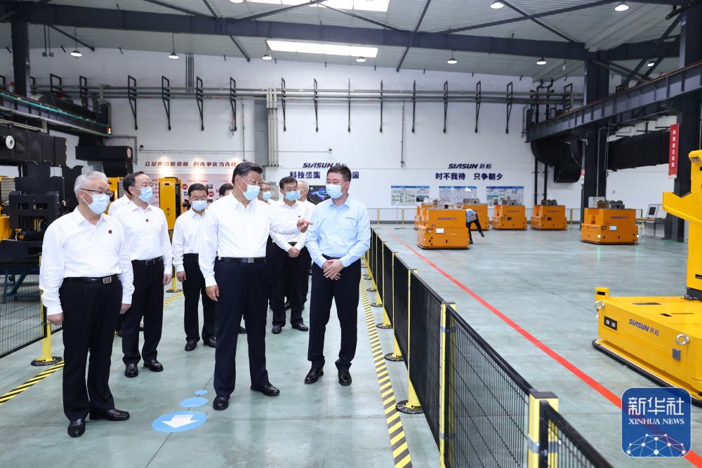 這是8月17日下午，習近平在瀋陽新松機器人自動化股份有限公司生産車間考察。